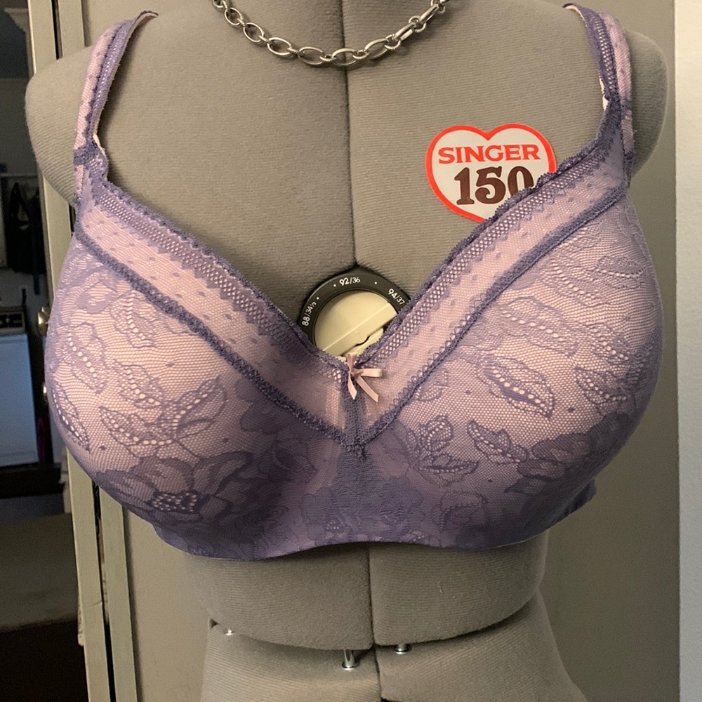 Purple Cacique Bra 40F preowned nice purple lace pink underlay tin padding